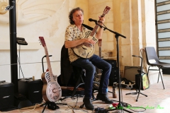 Thierry Lepicier  et ses guitares à résonnateur