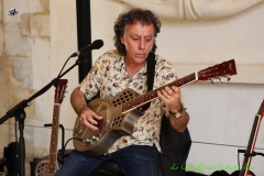 Thierry Lepicier  et ses guitares à résonnateur